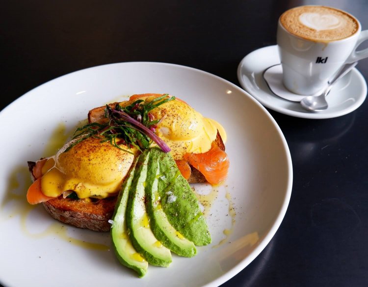 エッグベネディクト（スモークサーモン）1380円＋アボカドトッピング 310円、フラットホワイト 510円