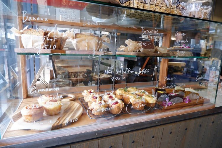 ガラスケースにも手作りのスイーツがずらり