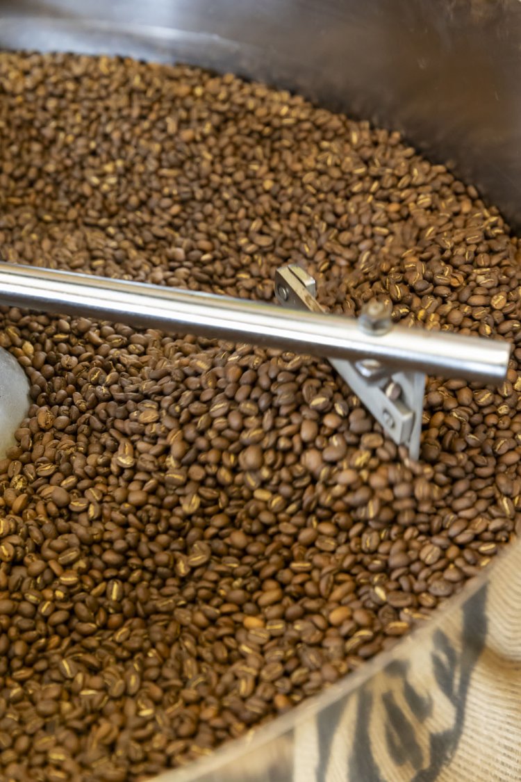 焙煎は店内にあるフジローヤル10kg釜で。