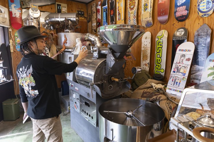 趣味のスケボーやアジア雑貨に囲まれた中での焙煎。