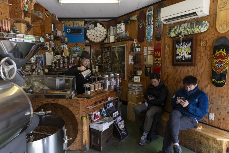 狭い店内には席がいくつか。世代や国籍を問わず多くの客が訪れる。