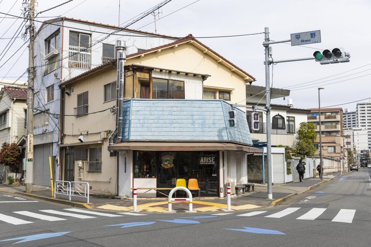 店は交差点に面した一軒家。遠目には普通の家だが、知る人ぞ知るコーヒー好きの聖地だ。