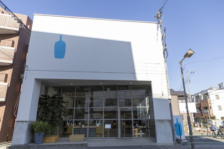 白壁とおなじみの青いロゴが目印。日本のサードウェーブを牽引する一軒だ。