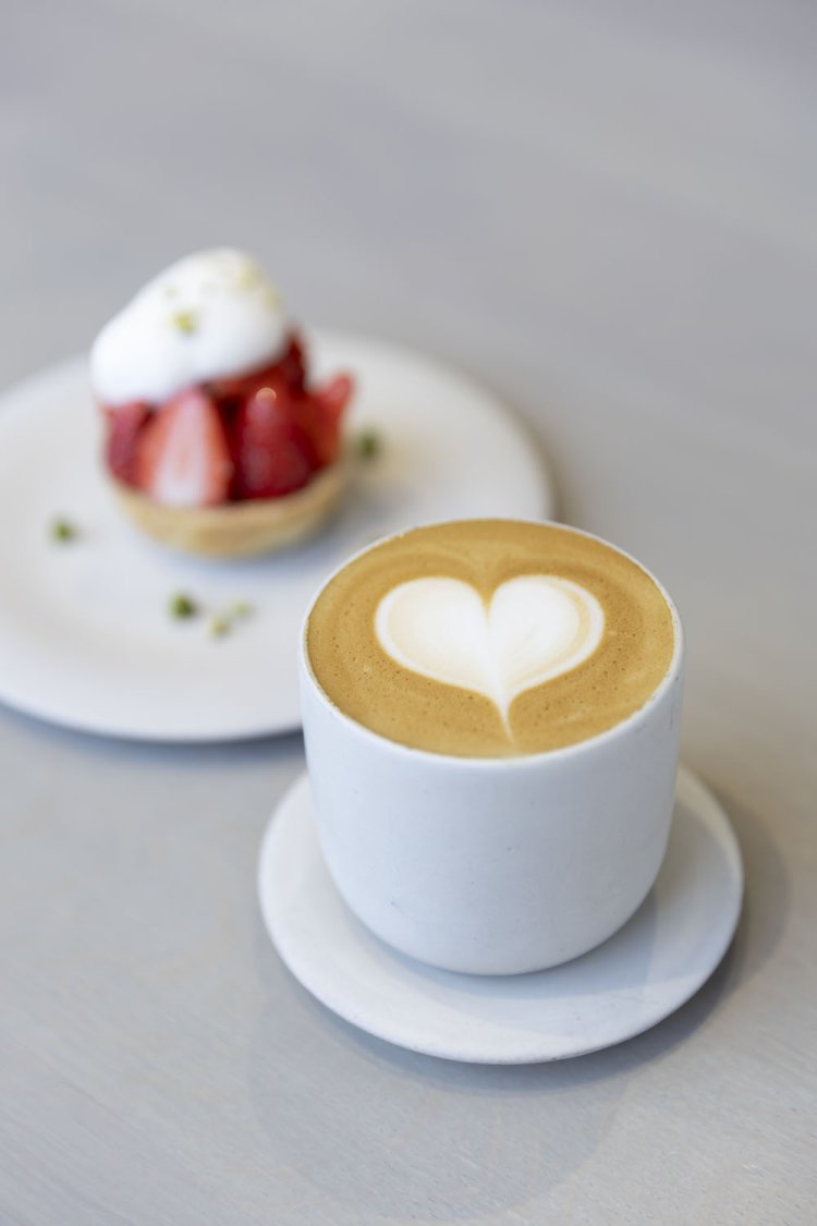 ホットのカフェラテ659円。シーズナルタルトのストロベリー1056円。