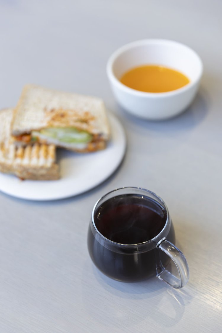 グリルドチーズサンドウイッチはトマトスープ付き。写真はレタス＆チキン1058円。手前はミャンマー・シャン ステート ミャ ゼ ディヴィレッジ・ナチュラル712円。