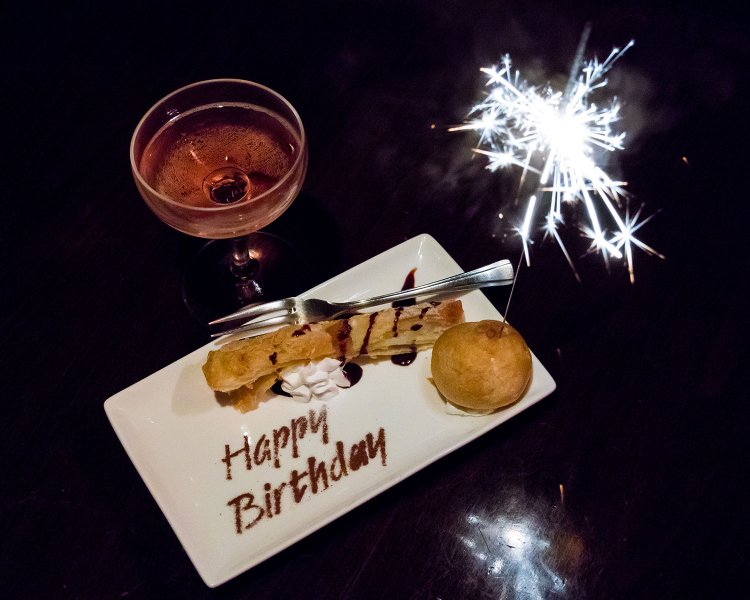 2回目のステージでお客さんの誕生日のお祝いがあり、ステージ上のバンドから「ハッピーバースデー」のサービスも。