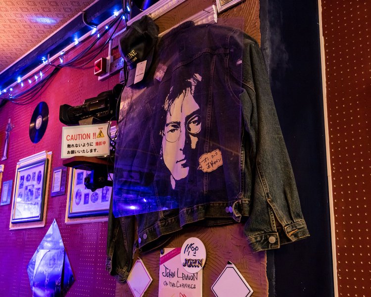 出演バンドがプレゼントしてくれたという、オノ・ヨーコサイン入りジャケットは超貴重。
