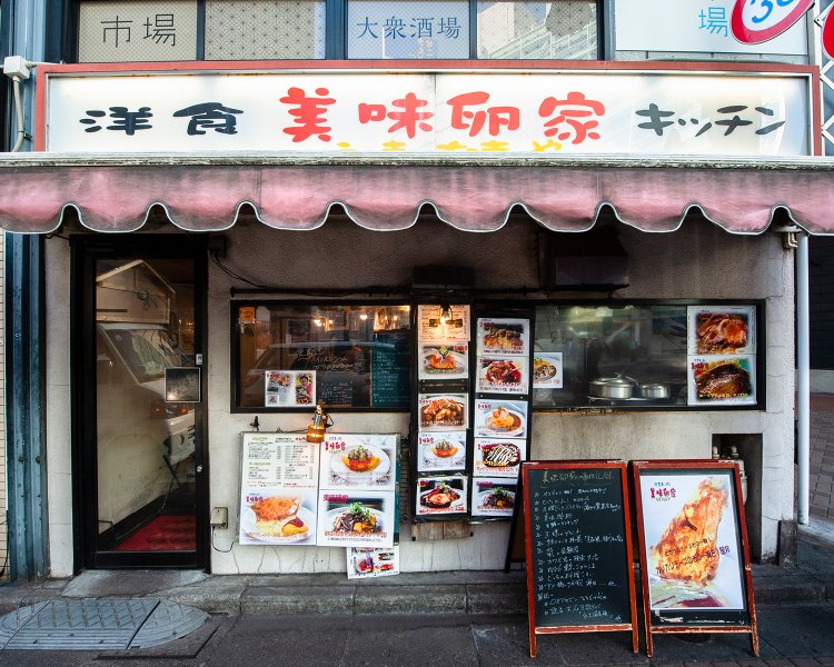 神田の高架下に開店して14年。小さな店はいつもいっぱいだ。