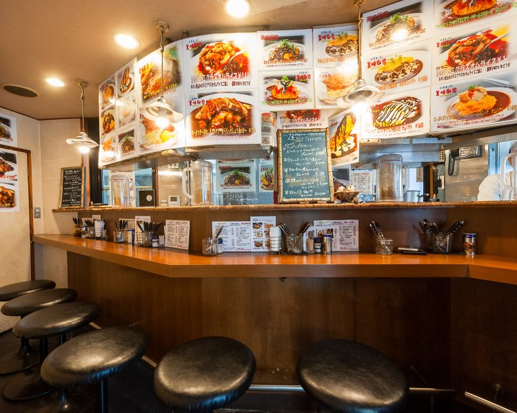 「色々試していたら、増えちゃって」と、佐藤さん。店内の壁には、品書きの紙がズラリ。