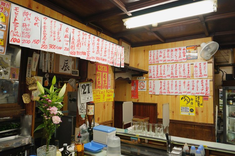 料理は40種ほど。手書きのメニューも風情がある。