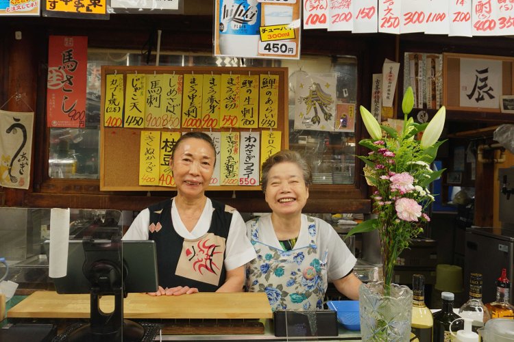 2代目の奥様・石渡宏子さん（右）と親戚の幸子さん。お二人に会いたくて訪問する常連も多い。