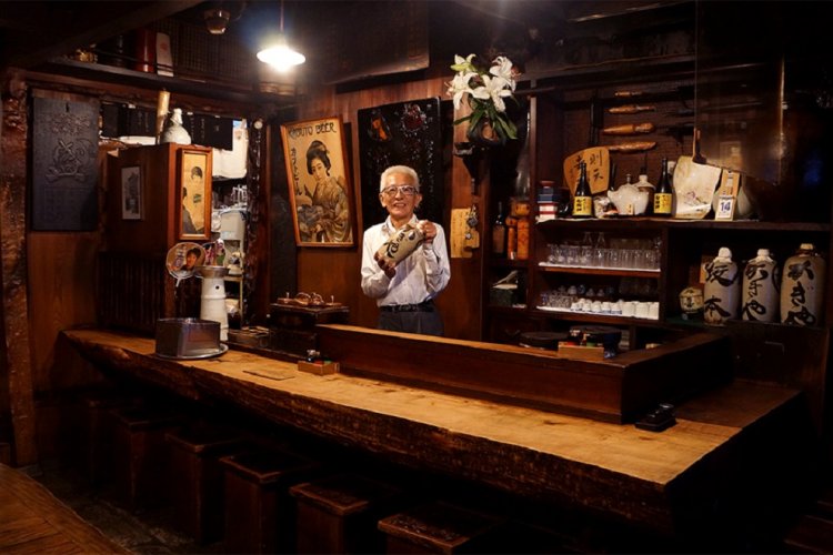 のれんをくぐるとそこには、映画のセットと見まごう空間が