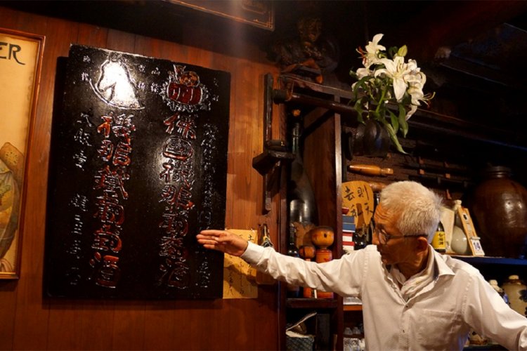 明治時代に輸入されたフランスワイン『佛國機那葡萄酒』の看板