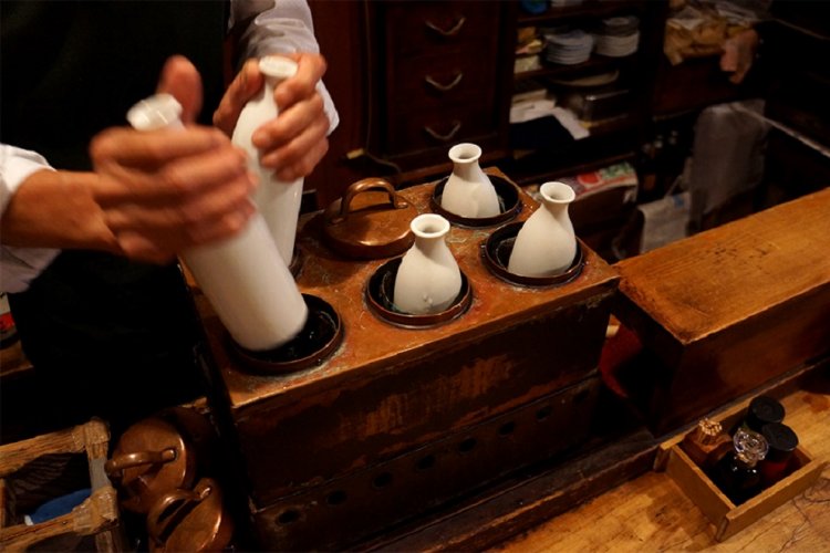 意外なほどのスピードで徳利の位置を入れ替えてゆく