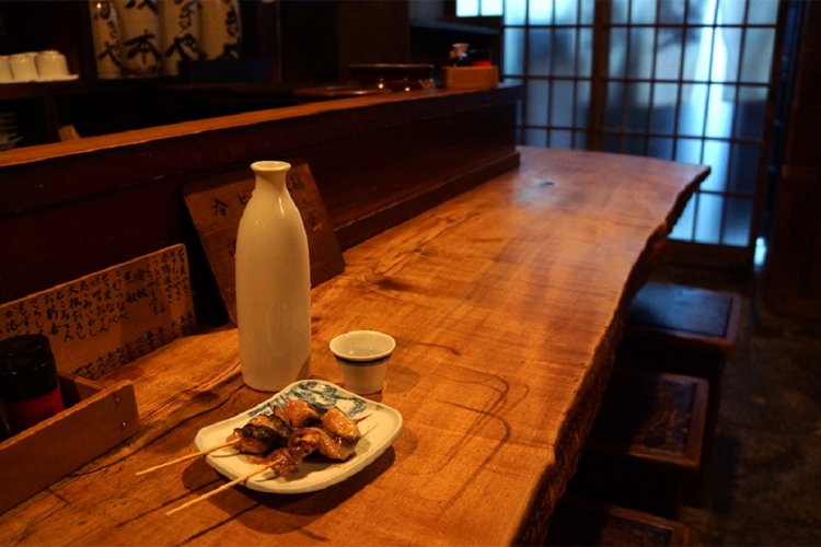 『櫻正宗』（1合550円）と『うなぎくりからやき』（1本520円）