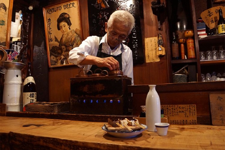 酒、つまみ、目の前に燗付け器