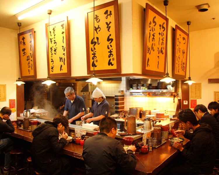 多くのラーメンファンが集まる店内。調布駅近くにも支店がある。