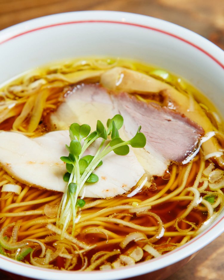 軍鶏そば800円。魚介系の煮干しそば800円もおすすめ。