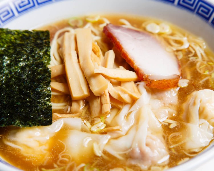 ワンタンメンミックス1190円を食べれば、ワンタンの概念が変わる。ワンタン780円をつまみながら一杯飲むのもいいだろう。