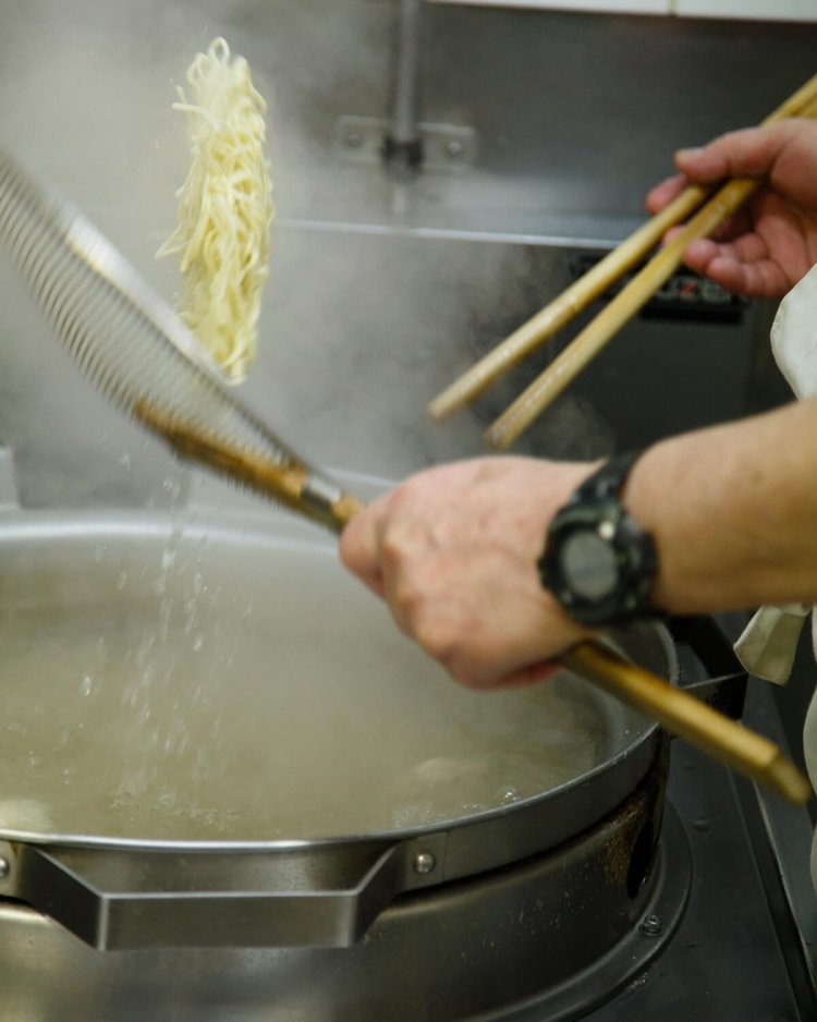 今では珍しくなった“さで（平ざる）”で茹で上げる。