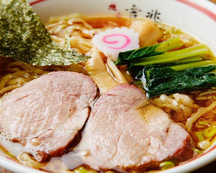 澄み渡ったスープと手打ち麺の中華そば670円。