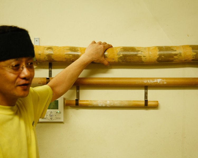 孟宗竹で打つことで独特の縮れとコシが出る。