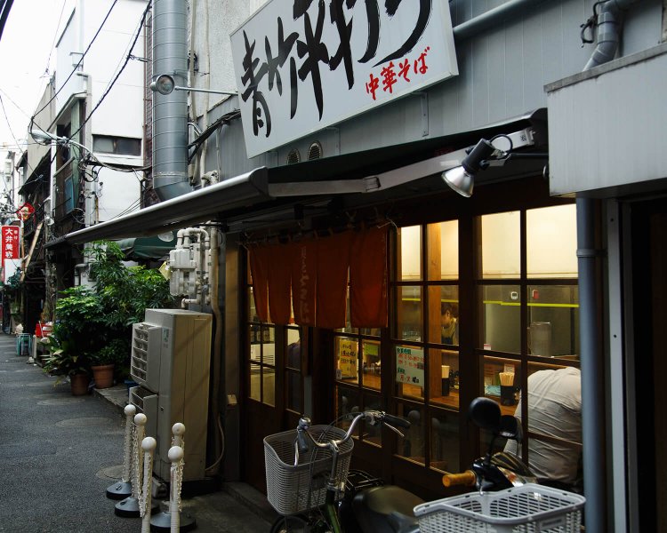 間口いっぱいのカウンター席。入り口から客の背中が見える造りが味わい深い。