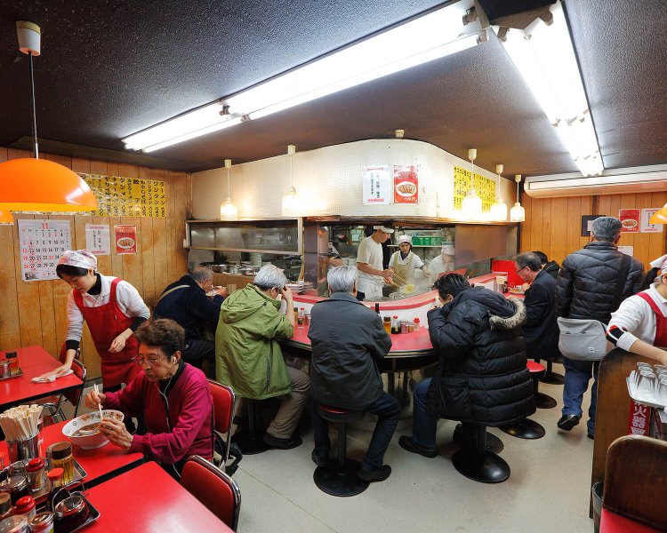 老舗のため年配のお客も多い。２階席も用意。