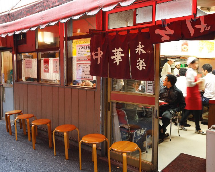 開店当初から東小路飲食店街に店を構える。昼時は大体行列が。ラーメン650円やワンタンメン800円も人気。