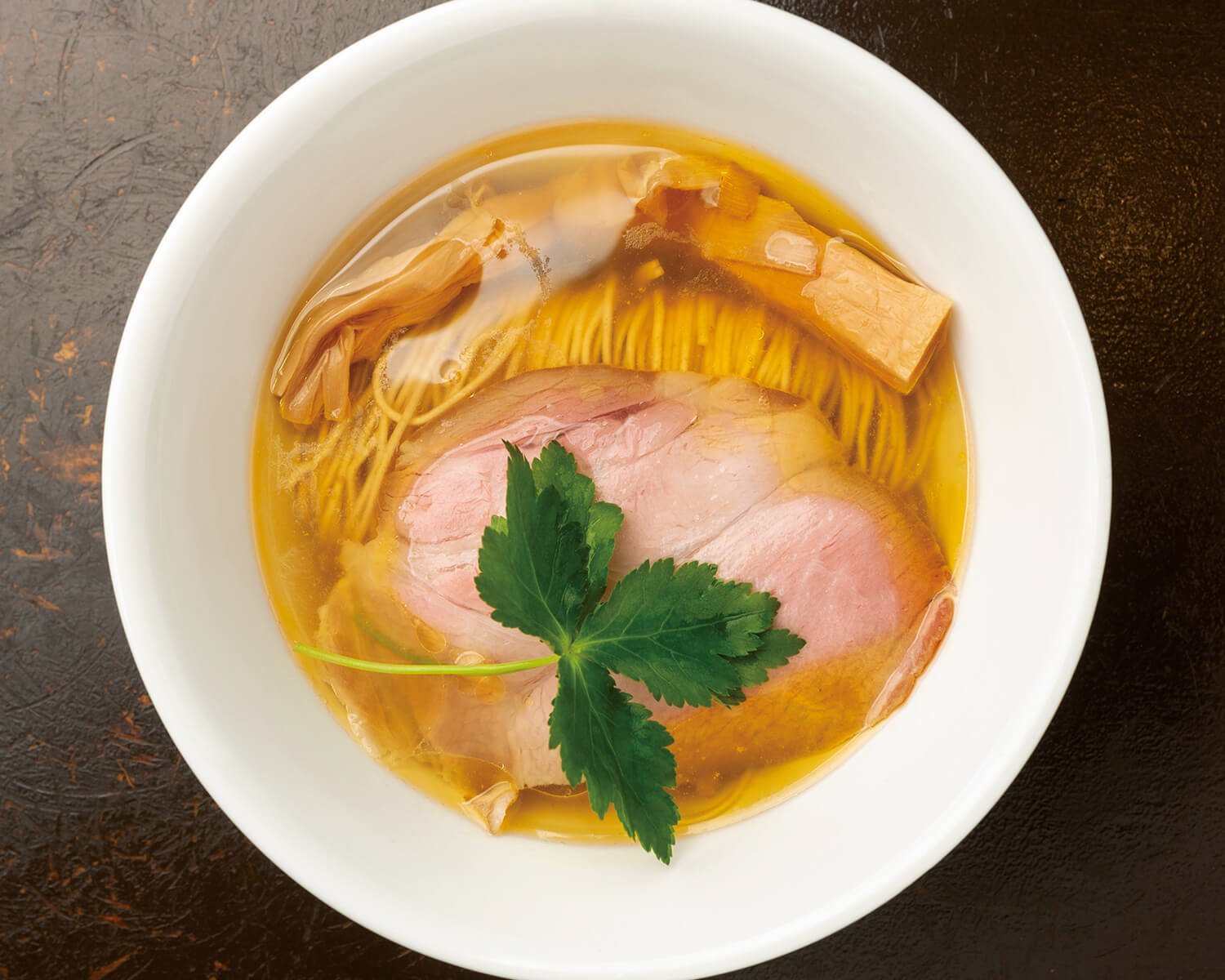 見た目も味も芸術的。塩蕎麦900 円。
