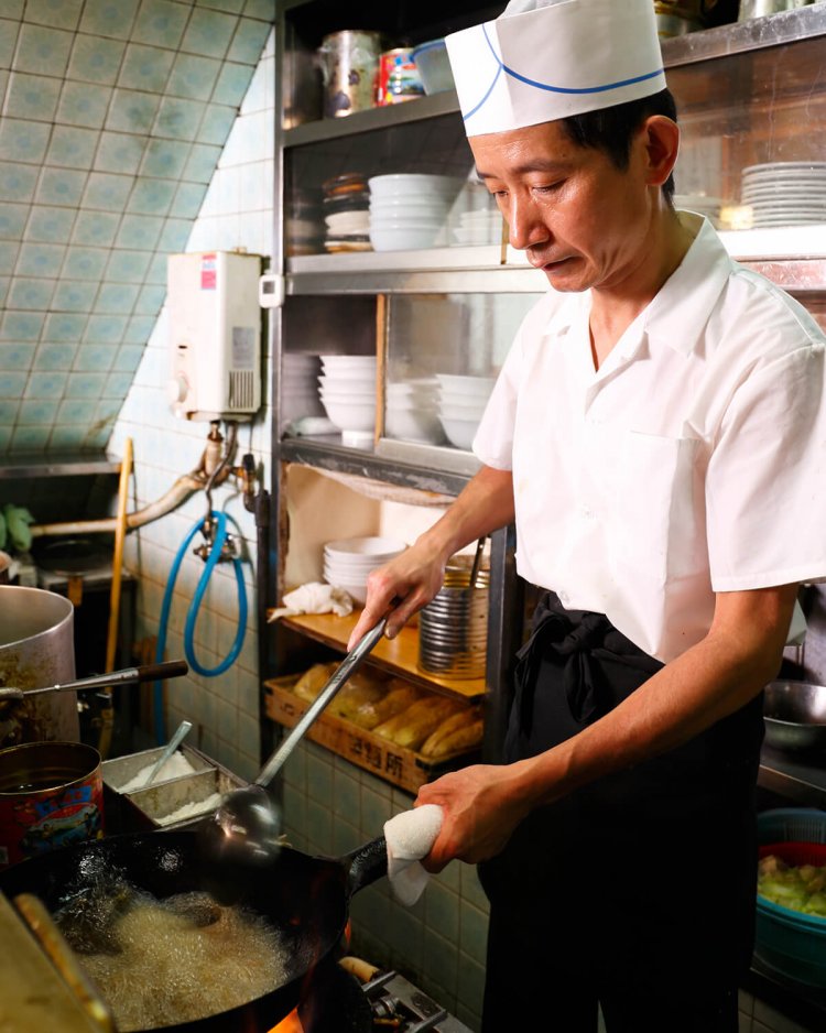 料理長の銭宏（センホウ）さん。
