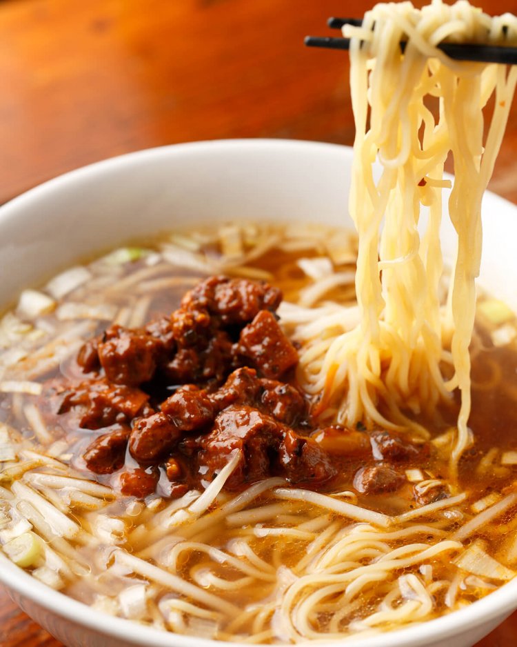 ラーチャンめん750円。豆板醤と赤味噌で炒めた豚肉やタケノコがゴロッと入る。