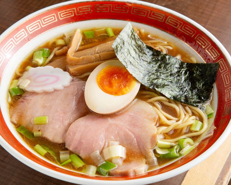 契約農家の匝瑳（そうさ）ネギ、船橋の老舗店の焼き海苔など、厳選素材をトッピング。