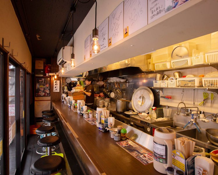 漁火をイメージし、レトロな電球を使用。