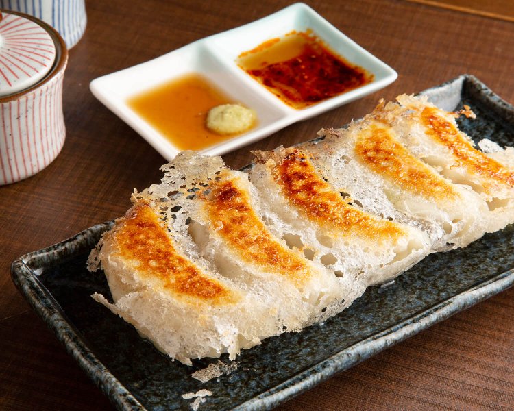 ラーメンスープが入った餃子5個430円。自家製ラー油も絶品。