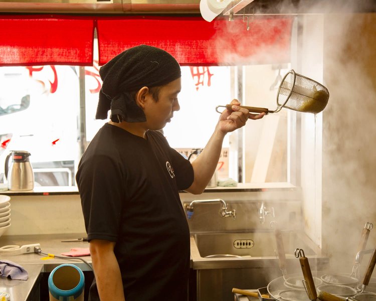 「船橋を中心にまるはは6店舗あるのでぜひ食べてください」と小松洋平さん。
