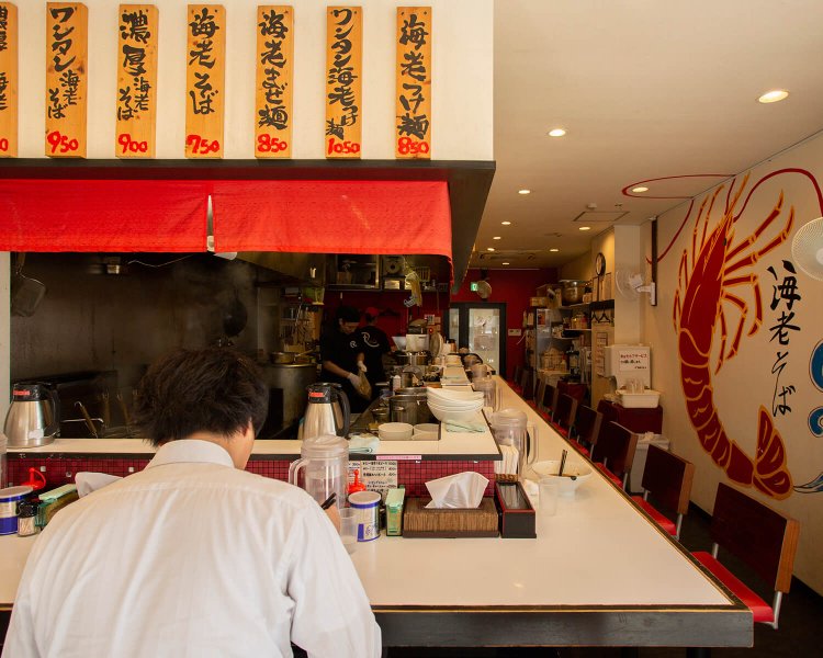 店内の壁には大きなエビの絵が描かれている。