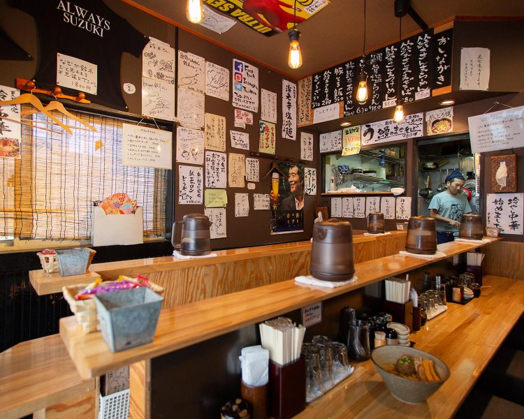 手書きメニューが並び、月替わりのラーメンも楽しみ。