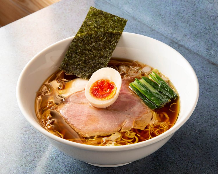 三番瀬海苔や小松菜、紅孔雀の玉子など、船橋の”おいしい” が満載の醤油らーめん。