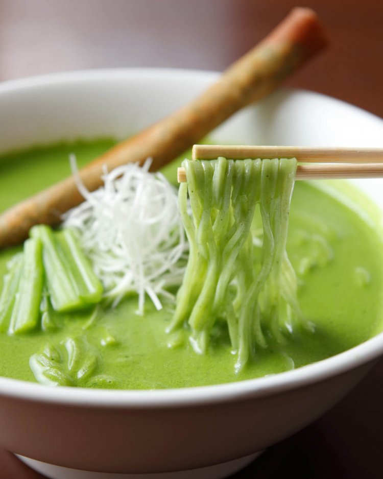 緑のスープから手繰る麺も緑！ 仕上げに茹でた小松菜、小松菜入り揚げ春巻きをトッピングする小松菜クリーミーラーメン850円。