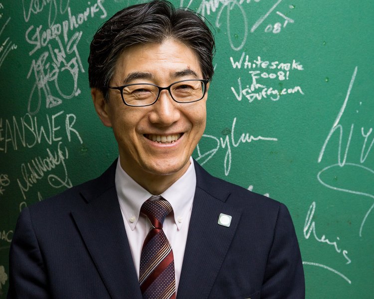  上品な笑顔が素敵な総支配人の東幸弘さん。お店の隅々まで心配りが行き届いており、心地よい空間でビートルズの音楽を楽しむことができる。