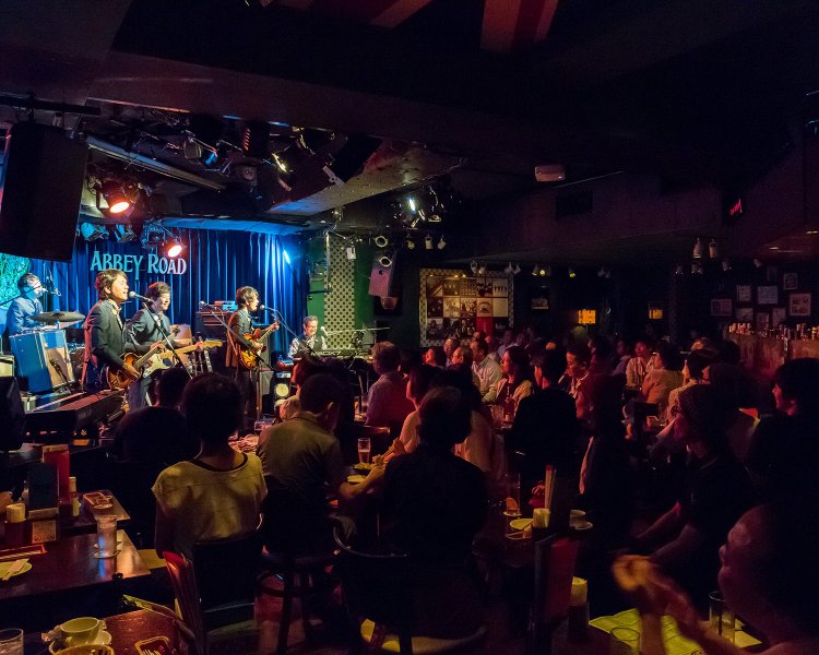 1ステージは現役当時のビートルズと同じ30分強。前期、中期、後期から万遍なく選曲、4人のボーカル曲をバランスよく構成。客席からのリクエストにも応えてくれる。