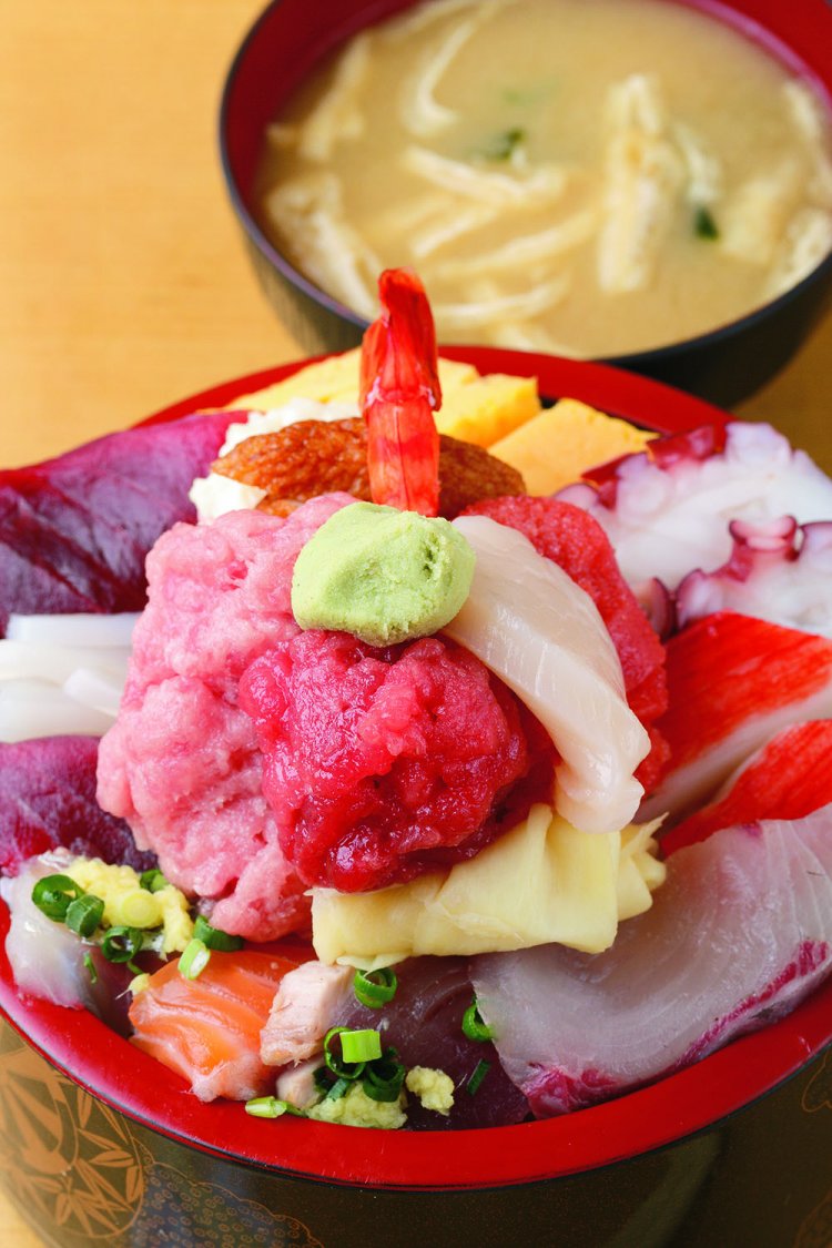 ちらし大盛り1300円。中落ち、ネギトロ、ホタテ、 タコ、カンパチなど15種ものネタがのる。