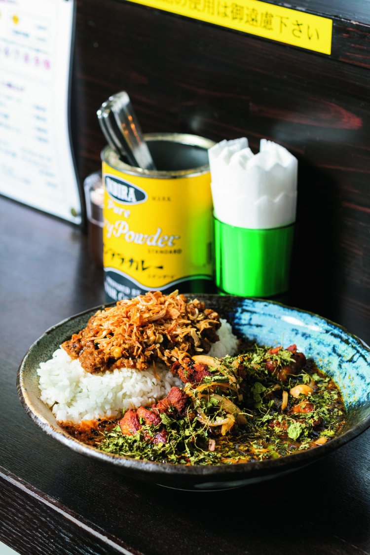 インド風とドライのあいがけカレー1400円。トッピングはチキン。