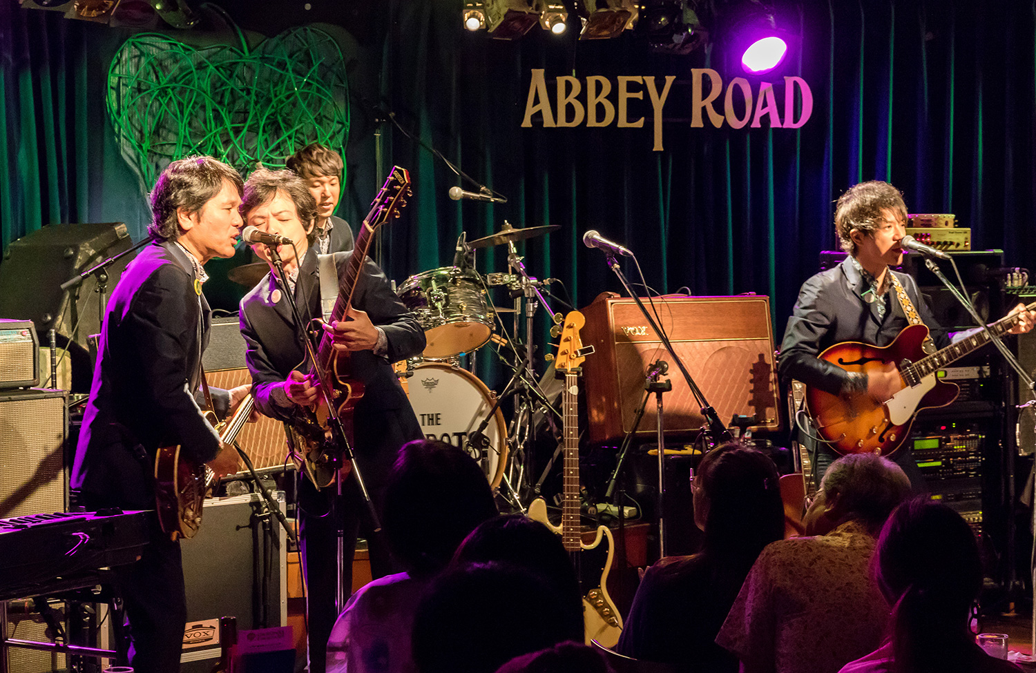 六本木『ABBEY ROAD Tokyo』で、本物さながらのビートルズステージに