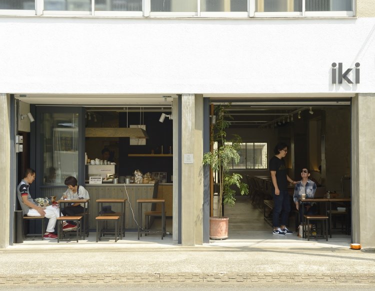 右は原瀬輝久さんと妻のキムさん。