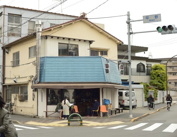 店を構える平野交差点あたりは寺院が多く、路地を入ると製本所から軽快な機械音が聞こえる。