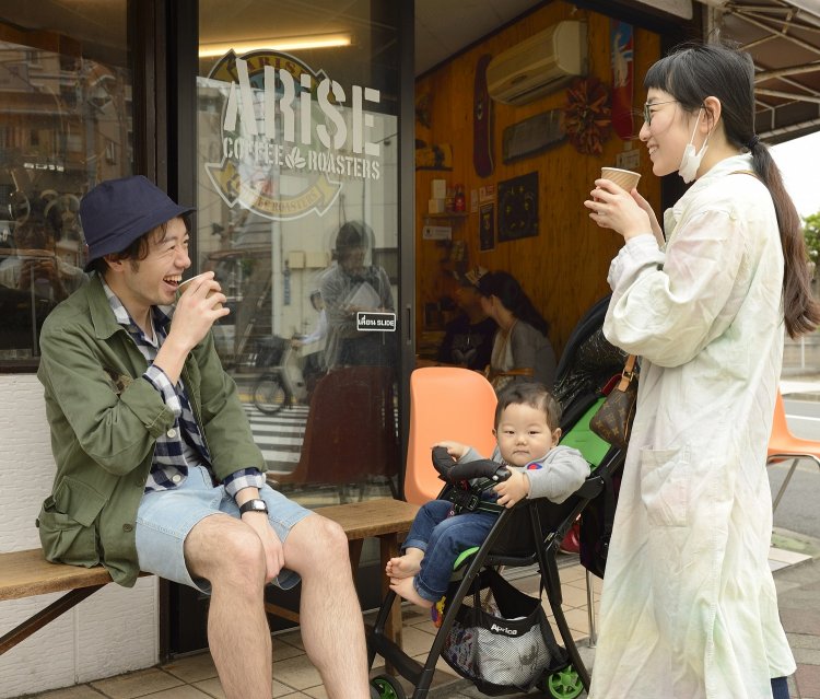 「現美行くなら絶対寄ろうと、目指して来ました」と、店先で味わう若者。