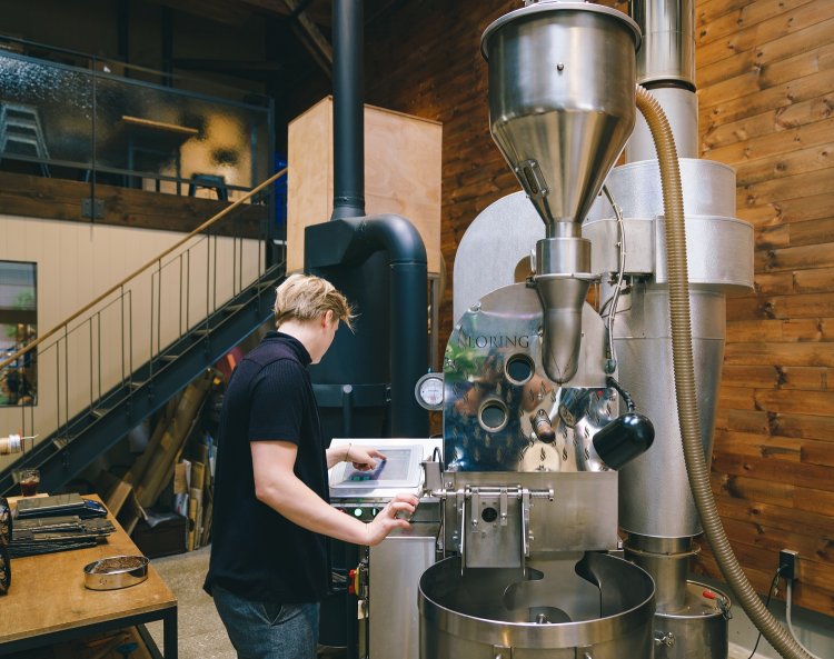 店の奥にある巨大な焙煎機でロースト。