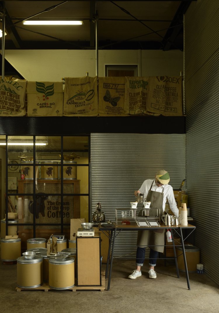 焙煎、発送、接客まで担当する焙煎士の板原昌樹さん。